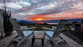 Autumn Lane, modern Farmhouse Style B&B with Stunning Lakeviews